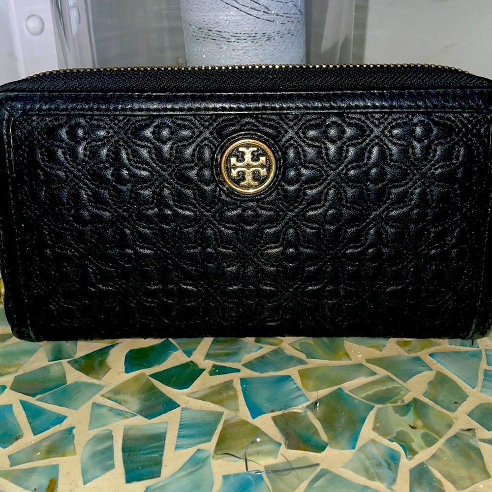 Tory Burch Emerson zipper continental black wallet with Tag.